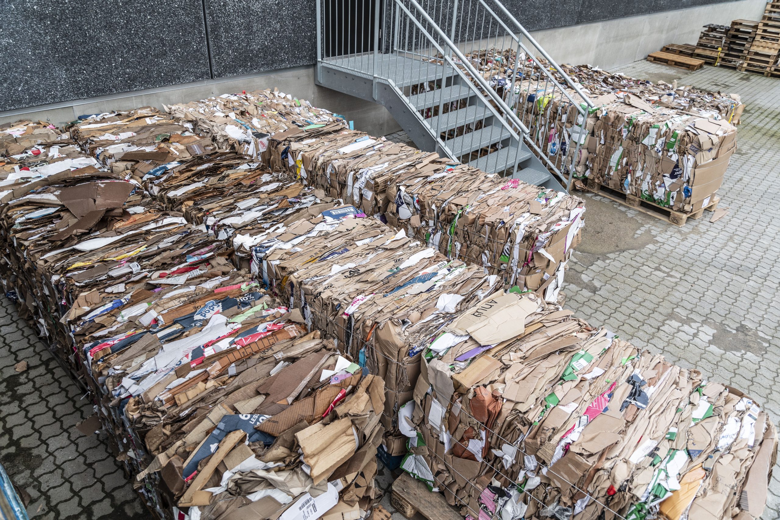 Compactage du carton dans une presse à carton Mil-tek