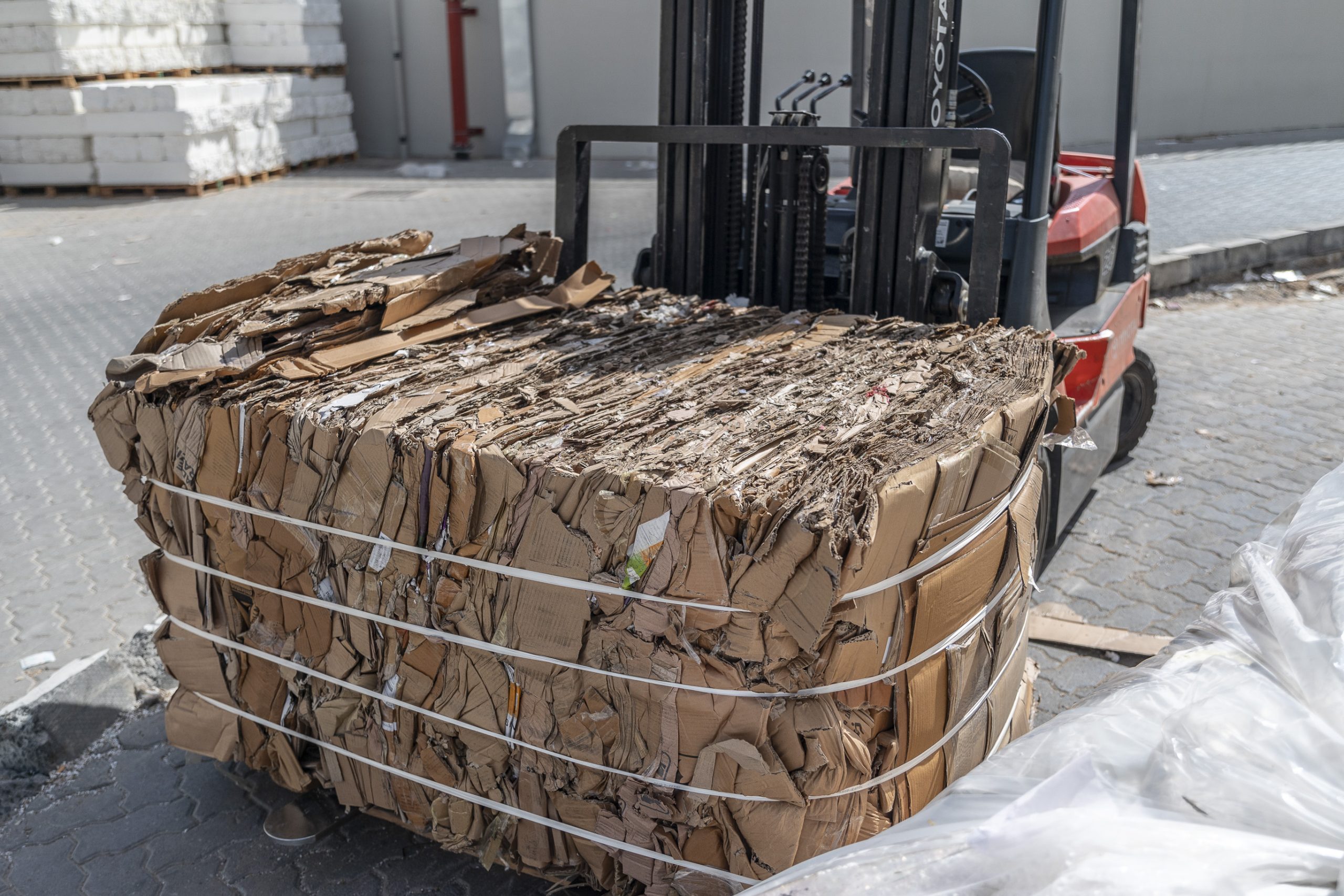 Balle de carton compactée pour faciliter le transport et le recyclage