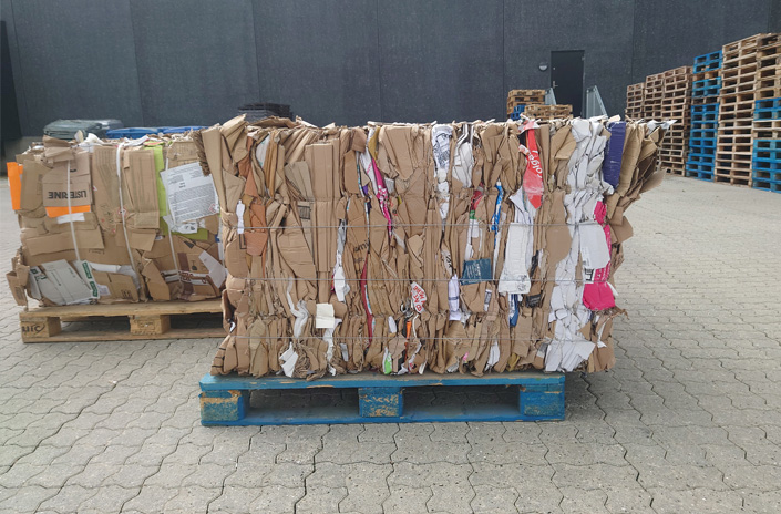 Balles de carton compactées prêtes pour le stockage et la collecte