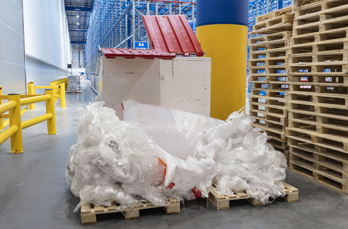 Déchets plastiques dans un entrepôt logistique
